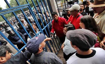 Dissident teachers are blocked on their way to 'Los Pinos'