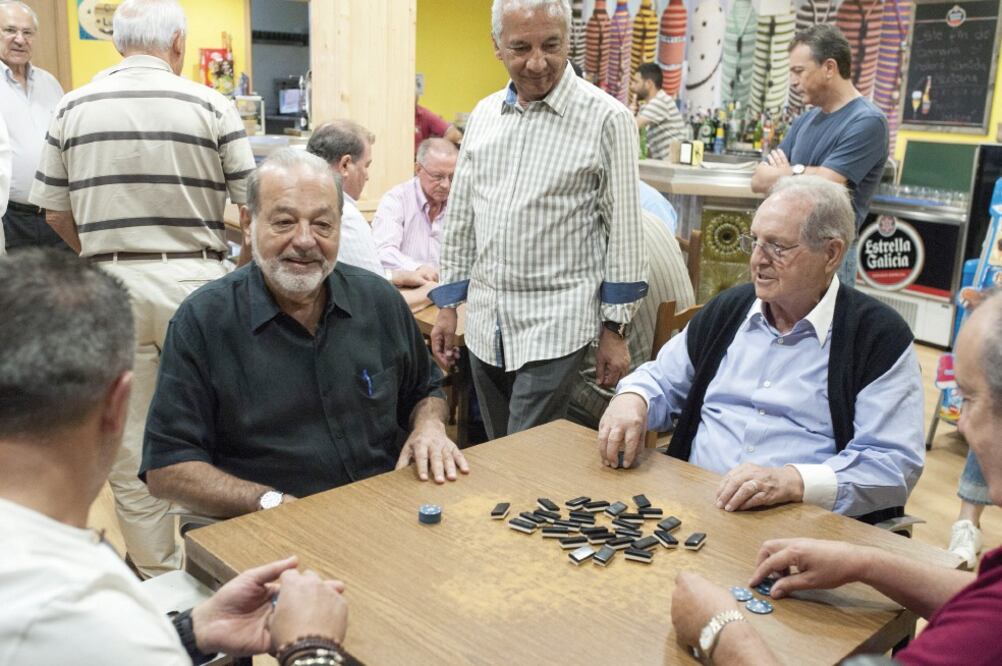 En vacaciones, Slim juega dominó