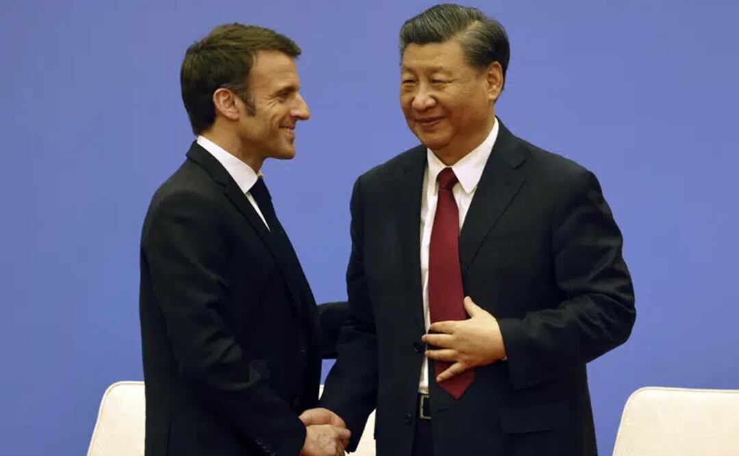 El presidente francés Emmanuel Macron, a la derecha, y el presidente chino, Xi Jinping, participan en una reunión del consejo empresarial franco-chino en Beijing. Foto: AP