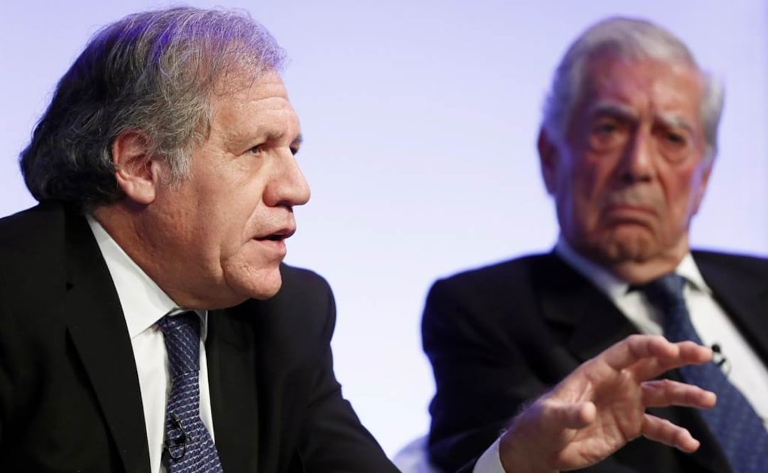 El escritor Mario Vargas Llosa, acompañado del secretario general de la OEA, Luis Almagro, en la Casa de América en Madrid. Foto: EFE