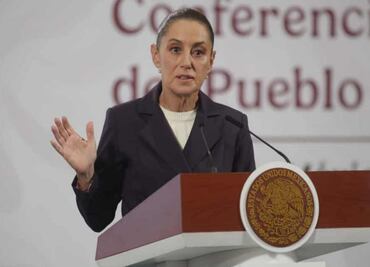 Exhiben en la mañanera “campaña digital” contra gobierno por asesinato de Carlos Manzo; la ligan con Salinas Pliego