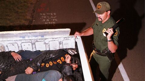 Camiones abarrotados y otros peligrosos métodos que los migrantes usan para cruzar a EU