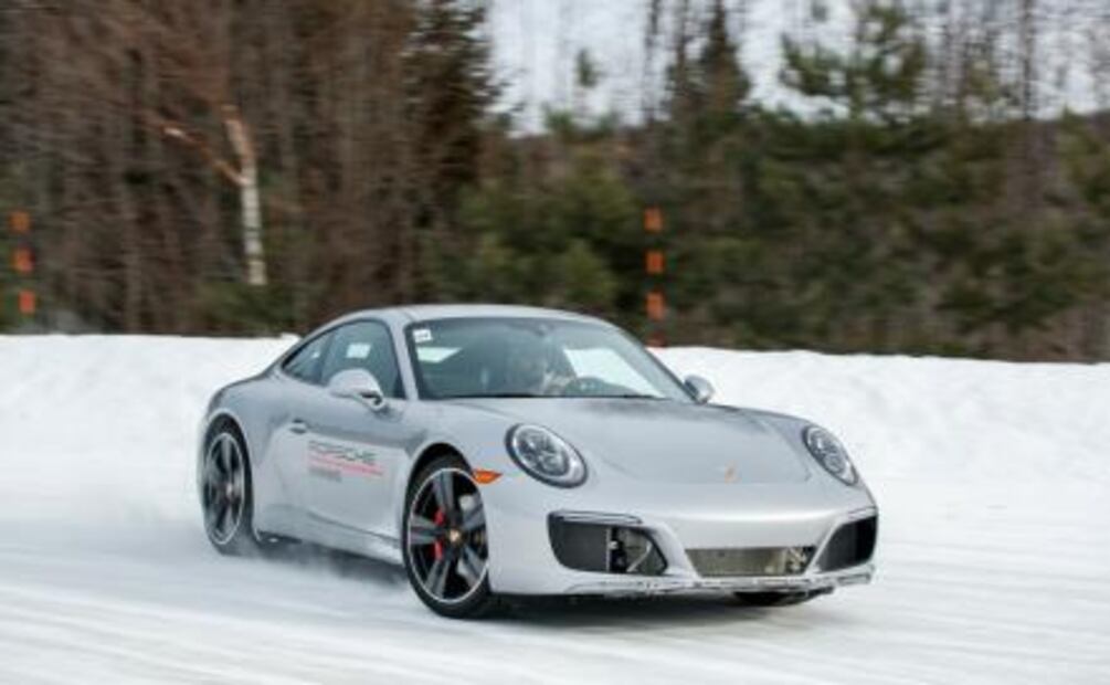 Al volante de un Porsche sobre la nieve de Canadá