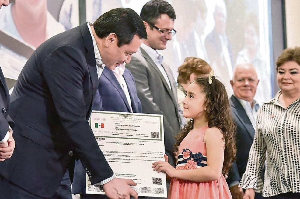 Miguel Ángel Osorio, titular de Segob, encabezó un acto de fortalecimiento del Registro Civil y la nueva constancia de la CURP y entregó documentos. (FOTO TOMADA DE TWITTER)