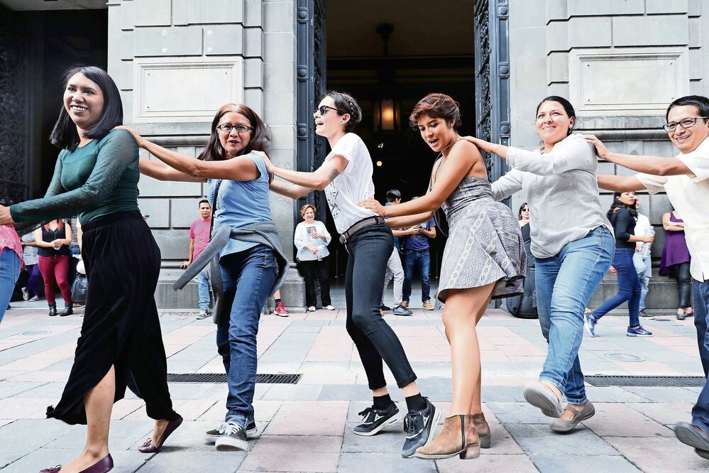 A pesar de la cancelación, más de 30 personas se juntaron en la Plazá Tolsá para bailar salsa. (JUAN CARLOS REYES. EL UNIVERSAL)