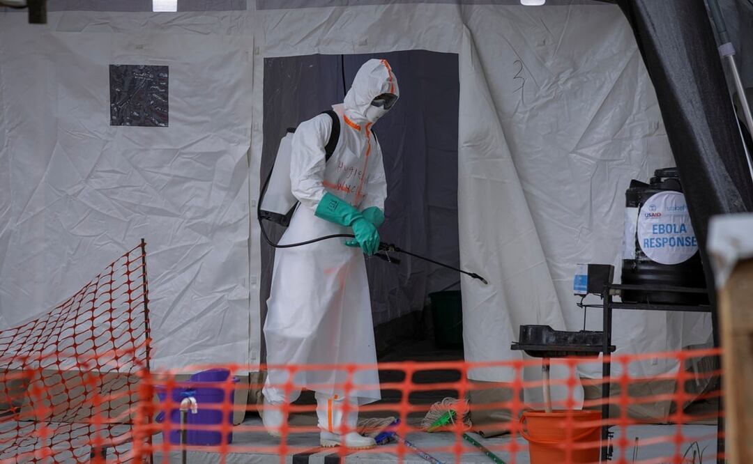Un trabajador médico desinfecta una carpa utilizada para presuntas víctimas del ébola dentro del centro de aislamiento del ébola del Centro de Salud III de Madudu. Foto: AP