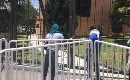 Tras marcha, profesores de la Ceteg intentan entrar al palacio de gobierno