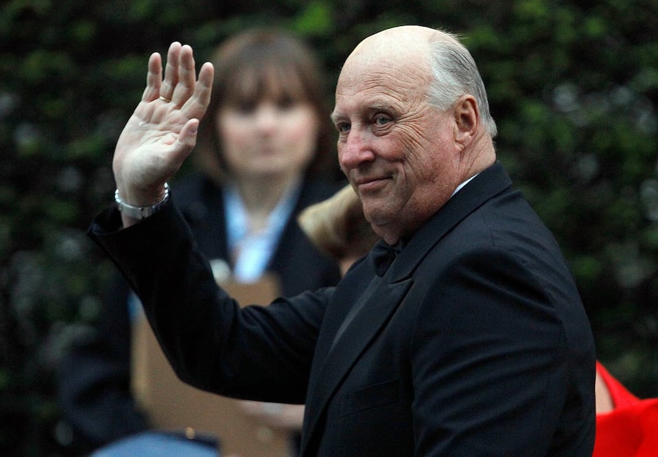 El rey Harald de Noruega llega a un hotel en el centro de Londres para una cena preboda organizada por Lady Elizabeth Anson a la que asisten miembros de la Casa Real británica de otras familias reales extranjeras, en Londres, el 28 de abril de 2011. Foto: AP