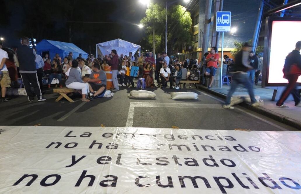 Los damnificados del Multifamiliar de Tlalpan trasladaron su campamento a la Calzada de Tlalpan, de manera indefinida. 