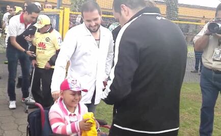 Tras práctica, 'Cuau' convive con niña que padece cáncer