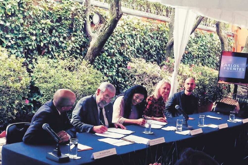 En la firma, Jorge Volpi, coordinador de Difusión Cultural de la UNAM; Enrique Graue, rector de la UNAM; Alejandra Frausto, secretaria de Cultura; Silvia Lemus, viuda del escritor; y Eduardo Villegas, coordinador Nacional de Memoria Histórica.