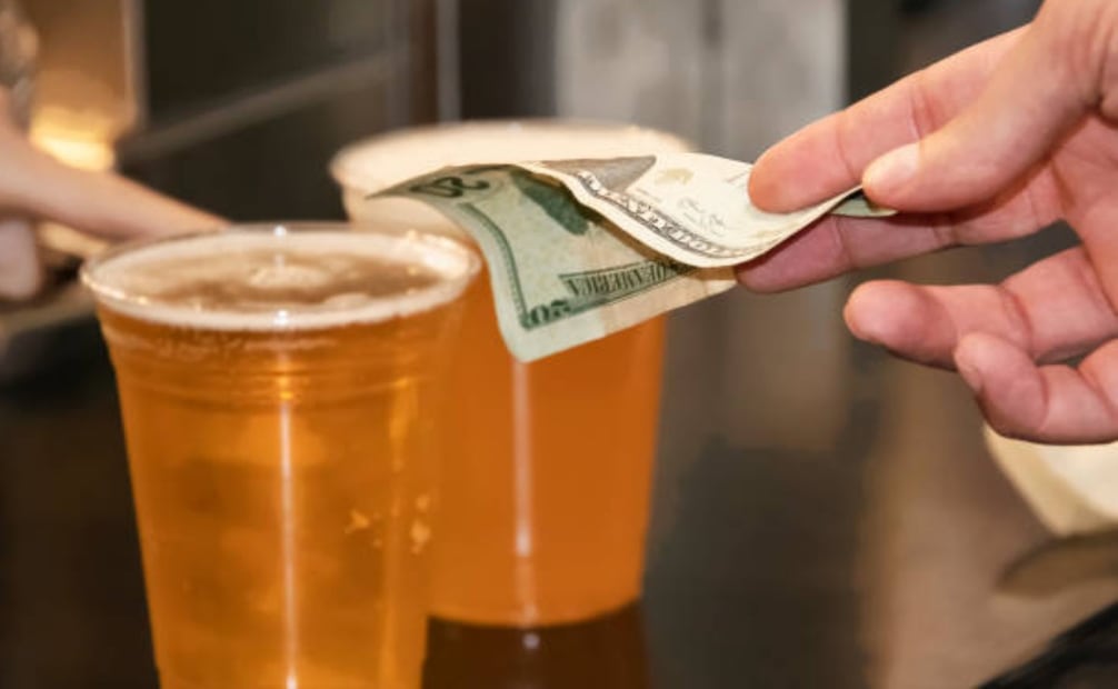 La iniciativa promueve que se ofrezca un vaso de agua sin costo con cada bebida alcohólica en hoteles, bares y restaurantes. Foto: iStock