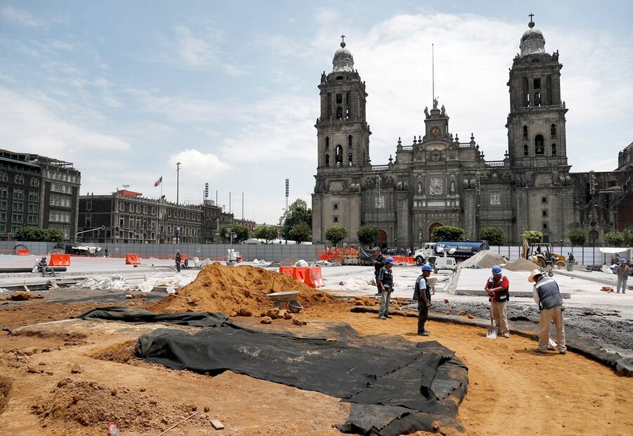 En 2017 el Gobierno de la Ciudad de México decidió remozar y ampliar el Zócalo. Durante las obras fue posible ver los vestigios del monumento que jamás se concretó. Foto: AP/EL UNIVERSAL.