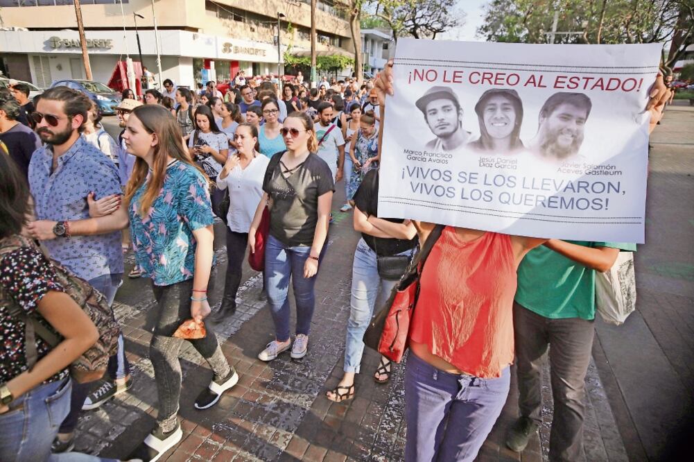 Claman justicia. Amigos, familiares y compañeros de los jóvenes, así como la sociedad en general exigen la presentación con vida de los estudiantes. Foto: ARCHIVO EL UNIVERSAL