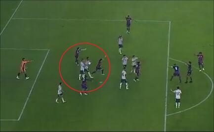 VIDEO: Seleccionado mexicano cometió un increíble penalti