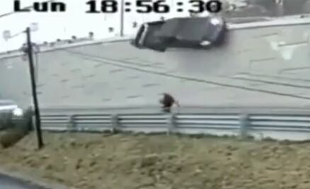 Hombre se salva de ser aplastado por una camioneta tras carambola en Puebla: VIDEO 