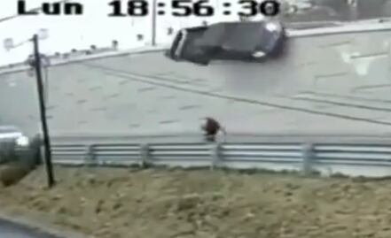 Hombre se salva de ser aplastado por una camioneta tras carambola en Puebla: VIDEO