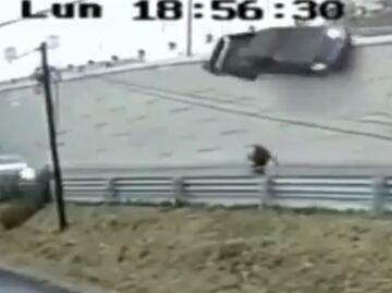 Hombre se salva de ser aplastado por una camioneta tras carambola en Puebla: VIDEO