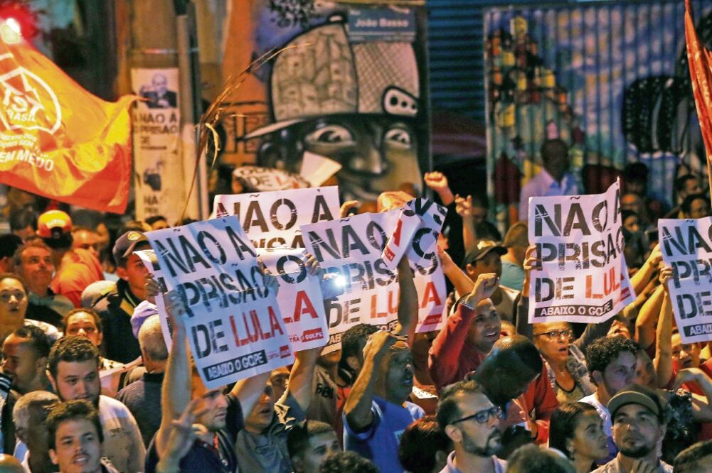 Simpatizantes del ex presidente brasileño Luiz Inácio Lula da Silva protestaron ayer en contra de la decisión del magistrado Sergio Moro de que ingrese hoy a prisión por un caso de corrupción por el que fue sentenciado a 12 años (PAULO WHITAKER. REUTERS)