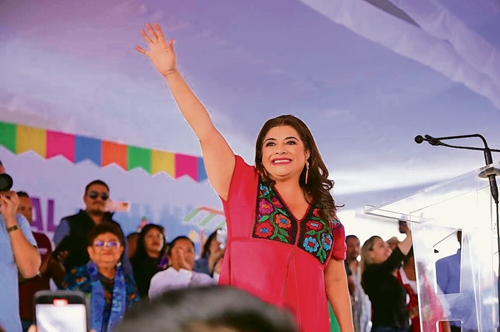 Clara Brugada sostuvo un encuentro con organizaciones de comerciantes en la explanada del Estadio Azteca, quienes compartieron demandas para mejorar sus condiciones laborales. Foto: Especial