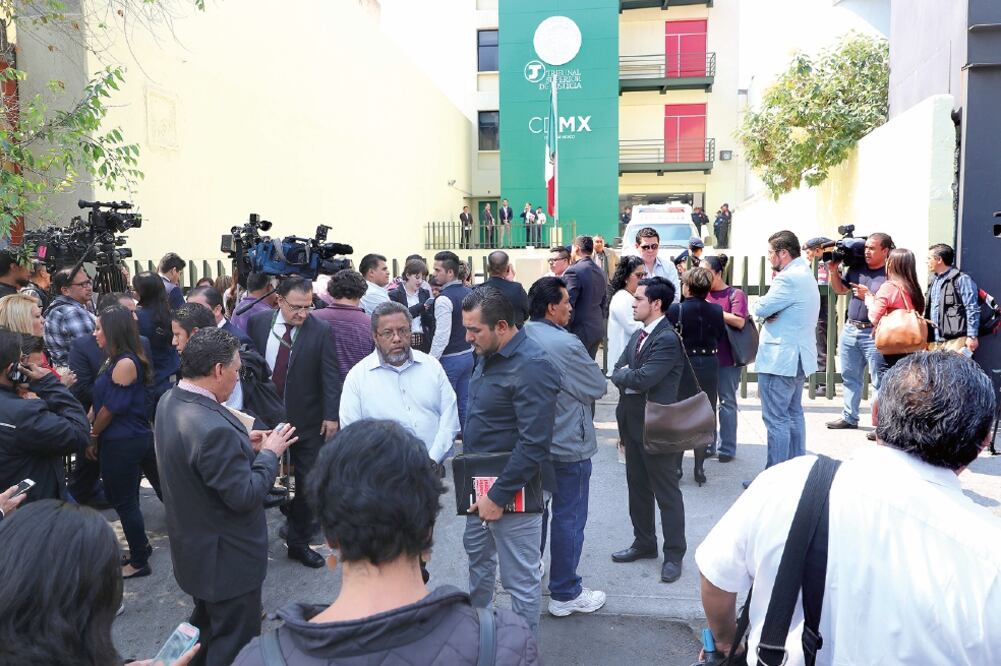 Antes de que iniciara la audiencia, decenas de personas de medios de comunicación, estudiantes de Derecho y hasta amas de casa se dieron cita en las salas de juicios orales del Tribunal Superior de Justicia de la Ciudad de México (LUCÍA GODÍNEZ)