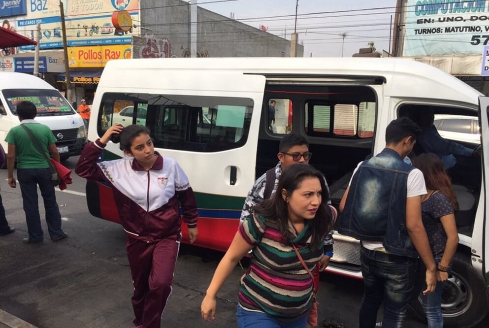 En algunas de las unidades que circulan por la zona oriente del Valle de México los operadores colocaron anuncios para informar a los usuarios que la tarifa aumentó debido al incremento en el precio de los combustibles. Foto: Emilio Fernández/EL UNIVERSAL