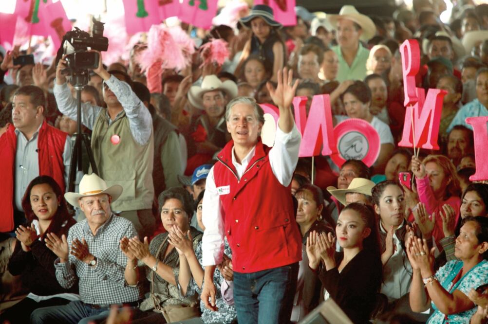 Del Mazo Maza prometió construir una central de abasto en Villa Guerrero para comercializar flores que se producen en la zona, además de apoyos para la industria agropecuaria. (JORGE ALVARADO. EL UNIVERSAL)