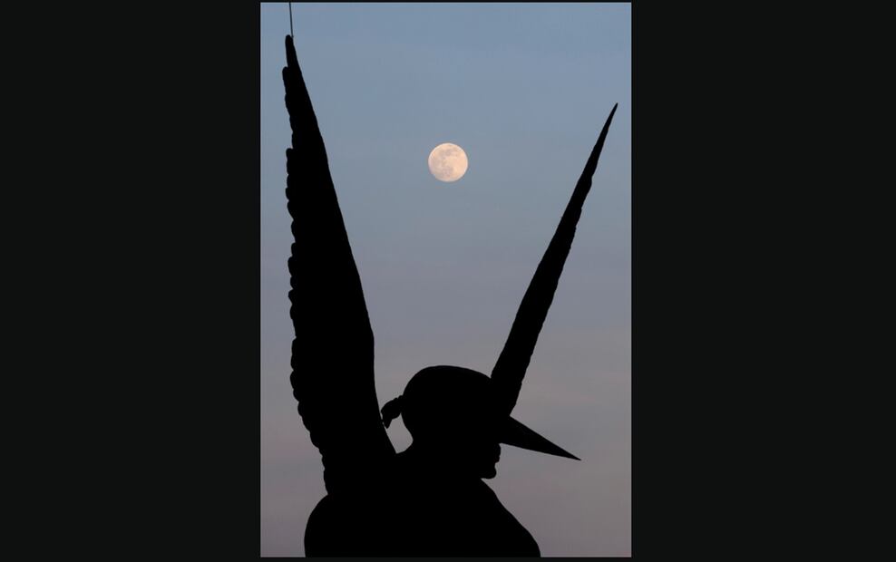Imagen de la superluna fría con la escultura de El Vigilante, sobre la autopista México-Pachuca, en el municipio de Ecatepec, Edomex, el miércoles 3 de diciembre de 2025. Foto: Valente Rosas/EL UNIVERSAL