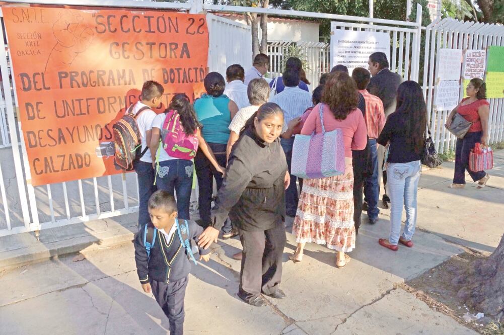 En una escuela fueron colocados carteles, en los que explican que la Sección 22 ha brindado respaldo a alumnos (EDWIN HERNÁNDEZ. EL UNIVERSAL)