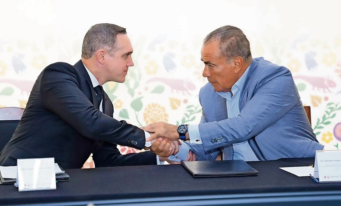 El director del STC, Adrián Rubalcava, y el líder del sindicato, Fernando Espino, firmaron el Plan Estratégico de Mantenimiento Metro 2025-2029. Foto: Especial