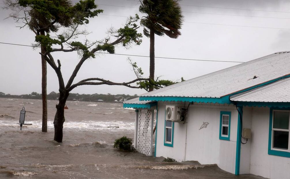 Fuertes vientos, lluvia y marejadas ciclónicas provocadas por el huracán Debby inundan un vecindario. Foto: AFP