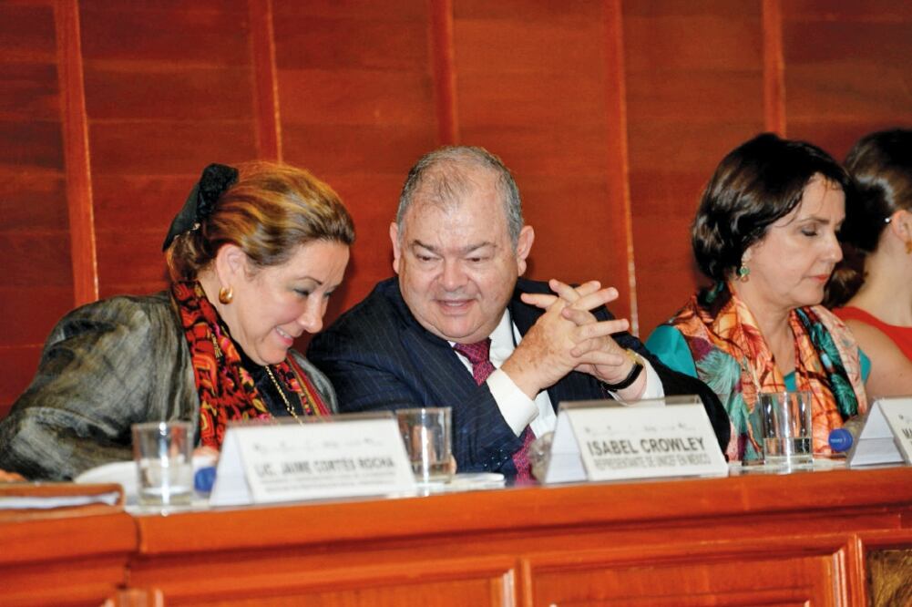 Isabel Crowley, representante de Unicef en México; el magistado Édgar Elías Azar y la secretaria Patricia Mercado, durante la firma del convenio (ESPECIAL)