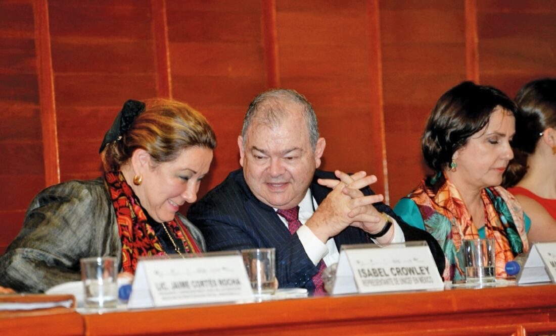 Isabel Crowley, representante de Unicef en México; el magistado Édgar Elías Azar y la secretaria Patricia Mercado, durante la firma del convenio (ESPECIAL)