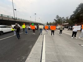Bloquean Periférico Norte, a la altura de Parque Naucalli; protestan por detención de 2 hombres a manos de agentes de Fiscalía del Edomex