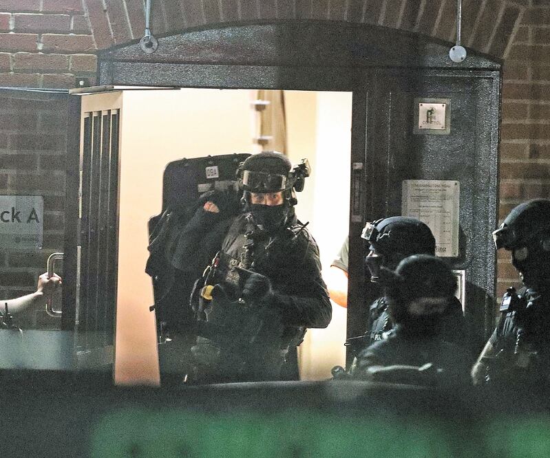 Policías armados, en una unidad habitacional, ubicada en Basingstoke Road, Reading, luego del ataque de hace dos días que dejó al menos tres muertos. Foto: AP