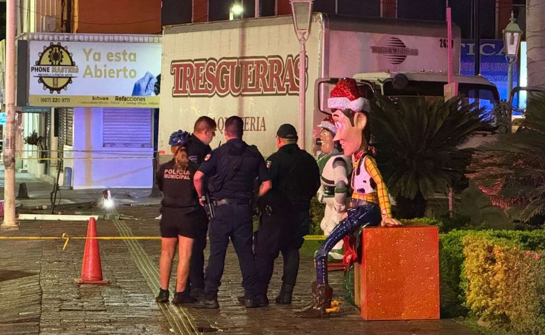 Motosicarios ejecutan a conductor de paquetería en Culiacán; unidad se estrella frente al Palacio Municipal.
Foto: Especial.