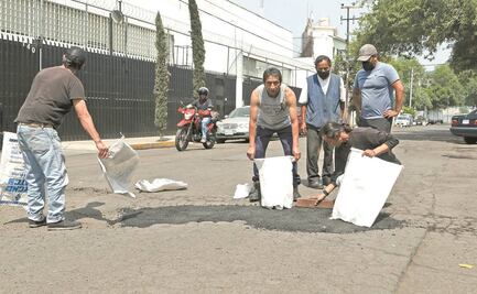 Tras ser ignorados, vecinos de Iztacalco tapan los baches
