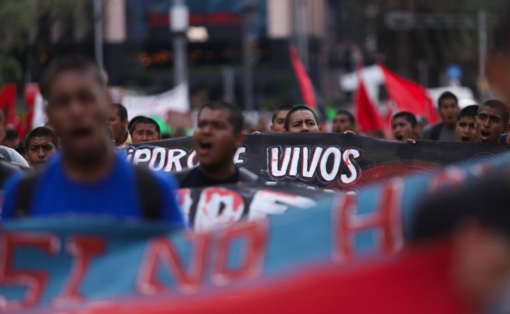Madres y padres de los 43 normalistas de la Escuela Normal Rural "Raúl Isidro Burgos", acompañados de estudiantes normalistas, marcharon para exigir justicia a 1 mes de que se cumplan 12 años de la desaparición forzada de sus hijos. La manifestación se hizo sobre Avenida Paseo de la Reforma y acabó en el Hemiciclo a Juárez. Foto: Graciela López / EL UNIVERSAL