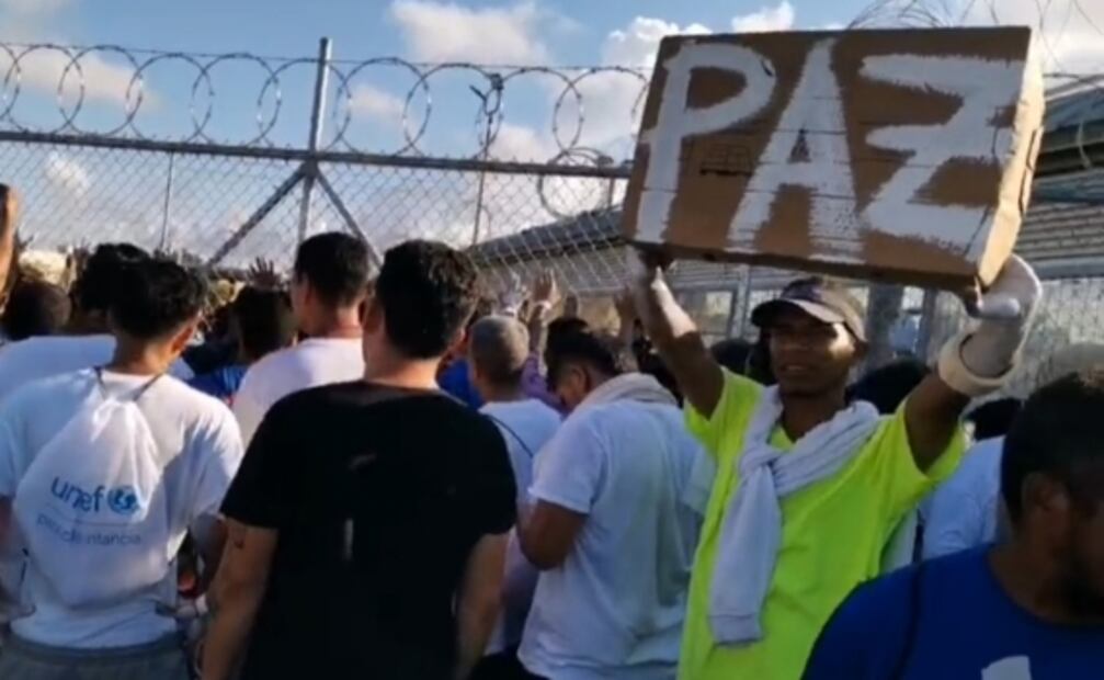 Migrantes venezolanos se encadenan y bloquean Puente Nuevo de Matamoros por nuevas medidas de EU
