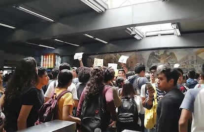 Estudiantes se alistan para iniciar marcha contra violencia en la UNAM