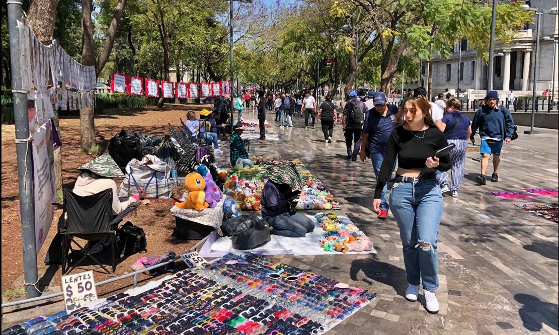Ambulantes regresan a la Alameda Central tras altercado entre una mujer trans y funcionarios locales. Foto: Diego Simón Sánchez/EL UNIVERSAL