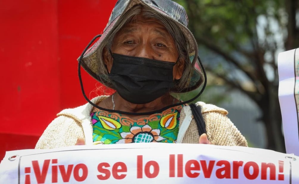 Padres y madres de los estudiantes desaparecidos de Ayotzinapa en el Antimonumento de los 43 este 12 de junio. Foto: Luis Camacho / EL UNIVERSAL