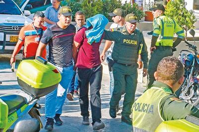 Atacan con bomba cuartel policial de Colombia