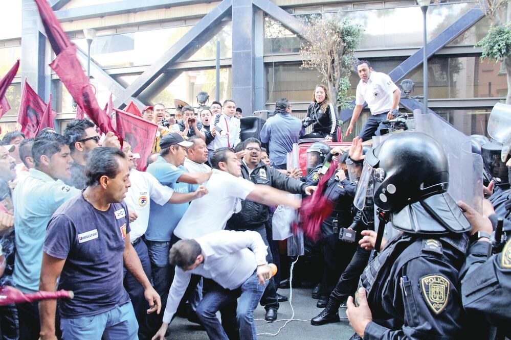 Los manifestantes lanzaron piedras y palos al tiempo en que golpeaban los escudos de los policías de la SSP-CDMX; una mujer elemento de la Subsecretaría de Control de Tránsito cayó al suelo y varios manifestantes le pasaron encima (SSP- CDMX)