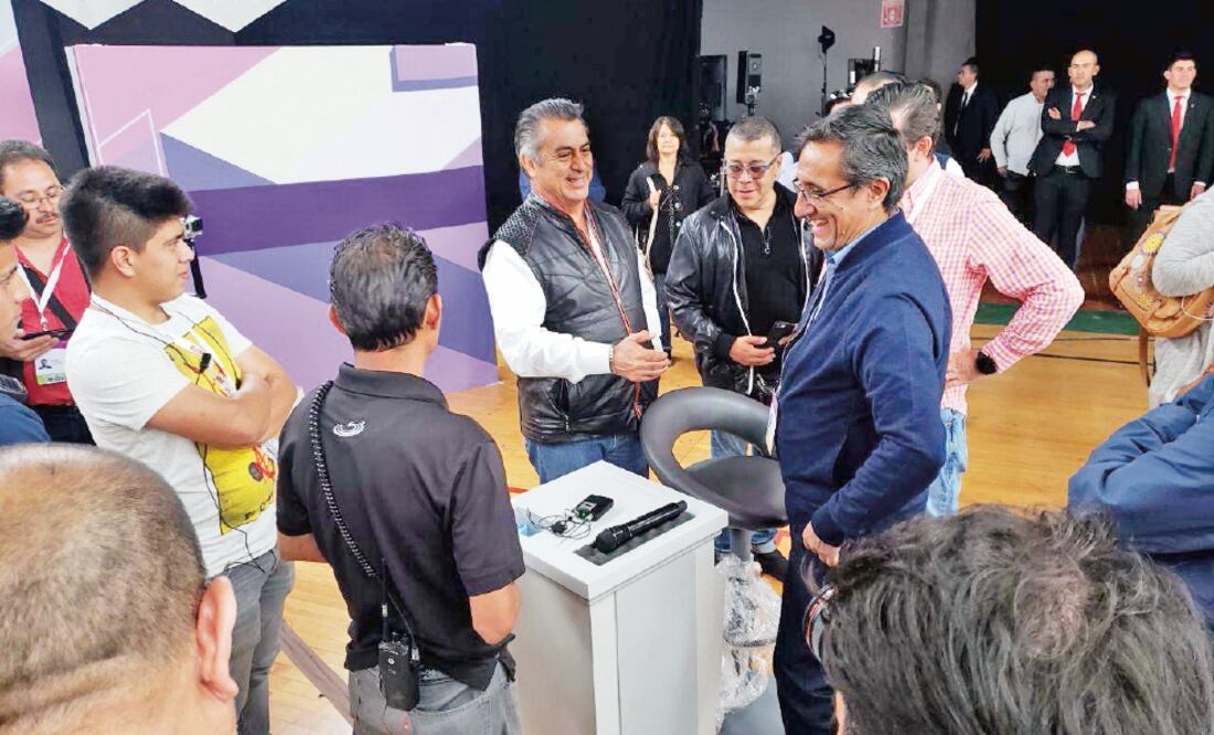 Jaime Rodríguez Calderón, candidato independiente, recorrió las instalaciones de la UABC en donde será el debate. Foto: TOMADA DE FACEBOOK