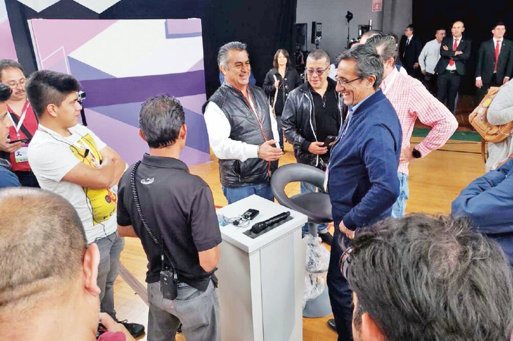 Jaime Rodríguez Calderón, candidato independiente, recorrió las instalaciones de la UABC en donde será el debate. Foto: TOMADA DE FACEBOOK
