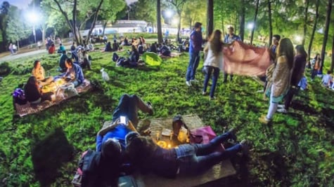 Saca la canasta y el mantel para el picnic nocturno del Bosque de Chapultepec