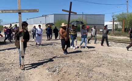 Sobre las vías del tren, reviven la Pasión de Cristo en Sonora