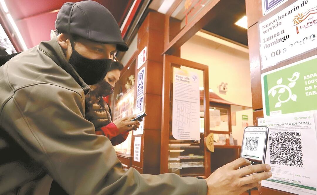 El método consiste en que a la entrada de los establecimientos hay un código QR que el cliente debe escanear para registrar su número de teléfono. Foto: Berenice Fregoso. EL UNIVERSAL
