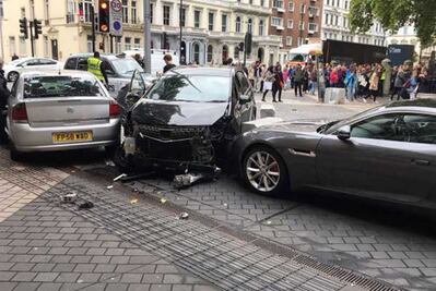 Auto arrolla a peatones en Londres